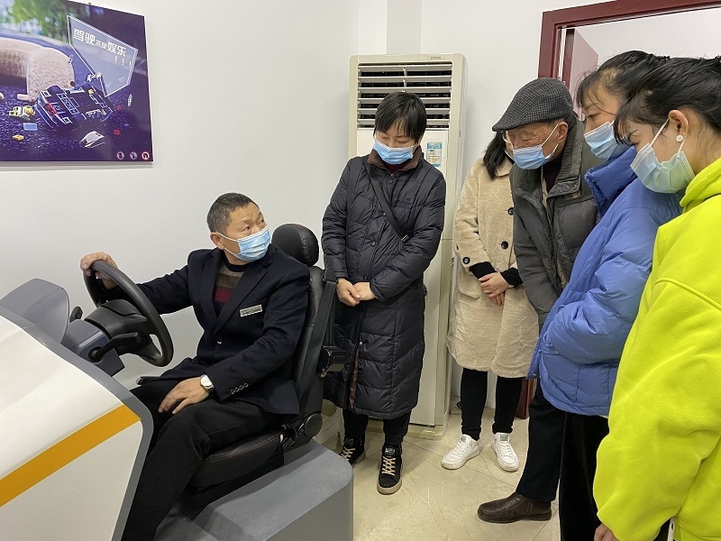 励志！自贡八旬老人喜领驾照-6.jpg