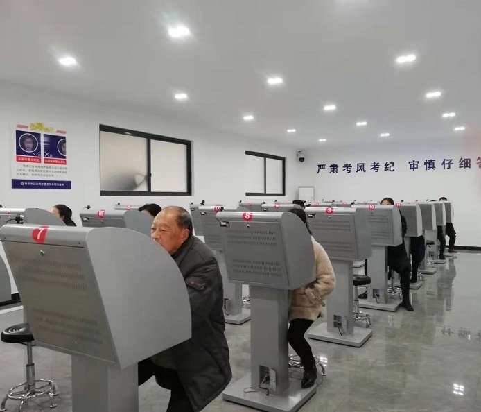 励志！自贡八旬老人喜领驾照-5.jpg