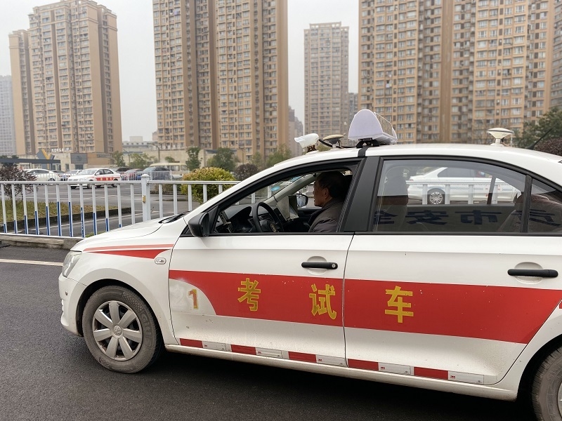 励志！自贡八旬老人喜领驾照-9.jpg