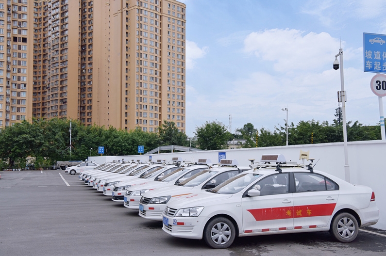励志！自贡八旬老人喜领驾照-11.jpg