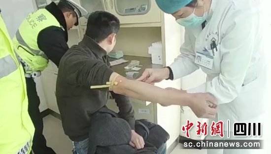 自贡一男子“醉驾”还向民警“塞红包”被立案侦查-2.jpg