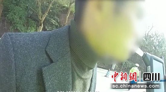 自贡一男子“醉驾”还向民警“塞红包”被立案侦查-1.jpg