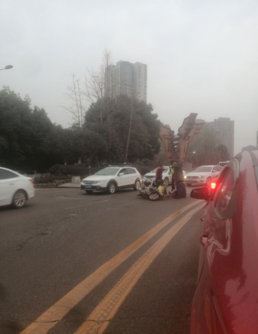 电瓶车翻兜了，骑车慢点！！-1.jpg