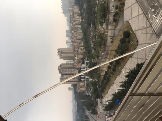 自贡绿盛家园外墙护栏“悬”掉掉的-1.jpg