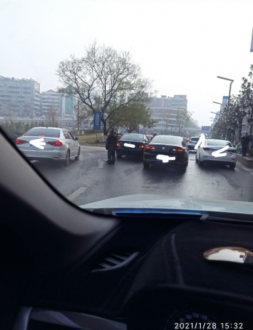 一条道发生两起车祸，涮得烦-2.jpg