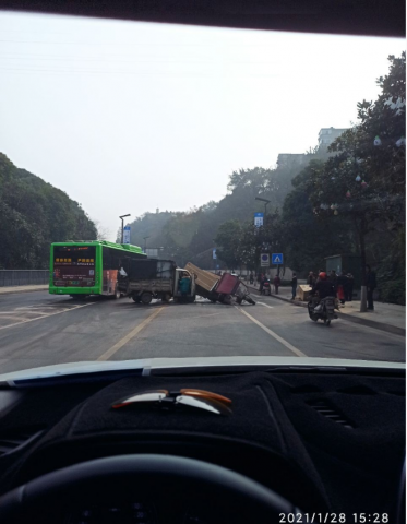 一条道发生两起车祸，涮得烦-1.jpg
