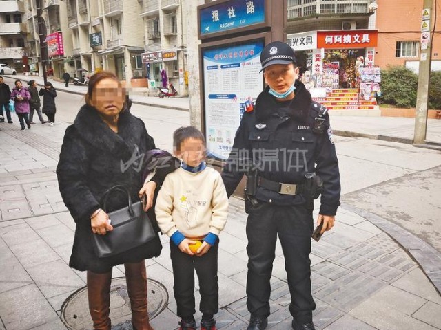 自贡男孩与家人走散 内江民警送他回家-1.jpg
