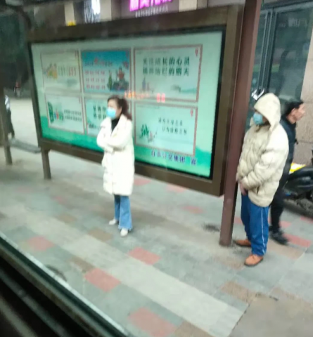 曝光！自贡一中年男子居然在公交站台做这种事太恶心了-1.jpg
