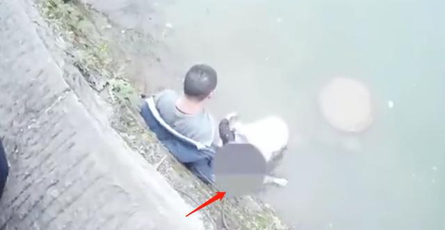 就在自贡！一女子饮酒后割腕跳下釜溪河！危急时刻民警赶到-1.jpg