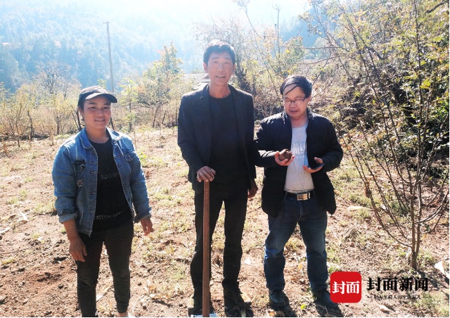 富顺教师援凉2年：让孩子们爱上读书 捐8万元帮扶特困生贫困户-2.jpg