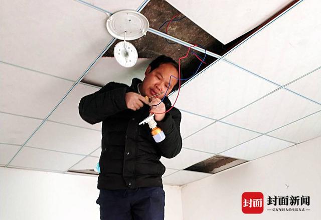 富顺教师援凉2年：让孩子们爱上读书 捐8万元帮扶特困生贫困户-4.jpg