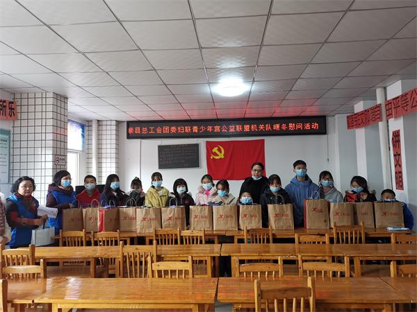 富顺志愿者开展暖冬行爱传递慰问活动-2.jpg