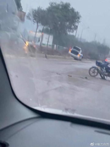 南环路飞了个车到花坛上……过年了，不仅洗车可能修车都涨价了，出行注意安全呀！-1.jpg
