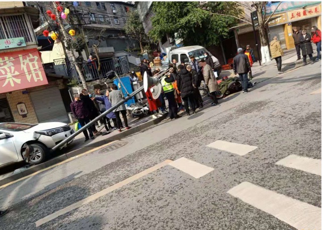 又是车祸！路灯都撞倒了-1.jpg