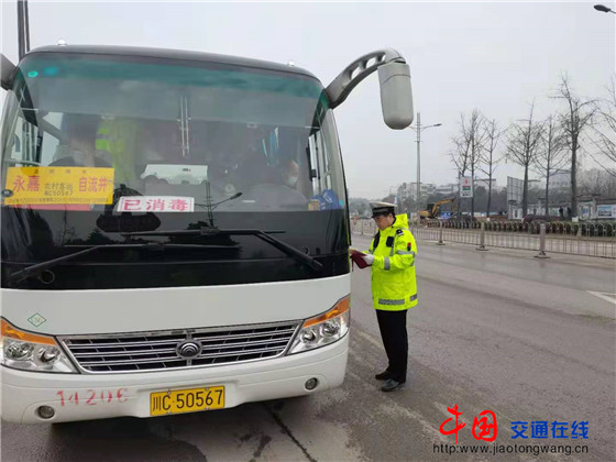 自贡交警筑牢春运安全 周末严查各类交通违法-1.jpg