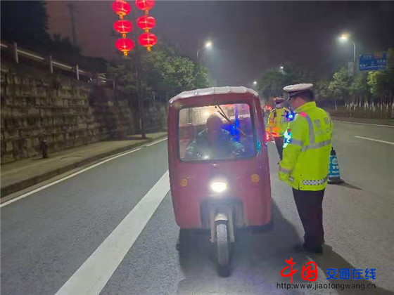 自贡交警筑牢春运安全 周末严查各类交通违法-3.jpg