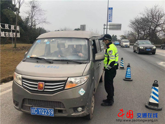 自贡交警筑牢春运安全 周末严查各类交通违法-2.jpg