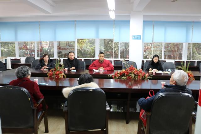 市委教育体育工委刘程副书记慰问自贡28中困难教职工-1.jpg