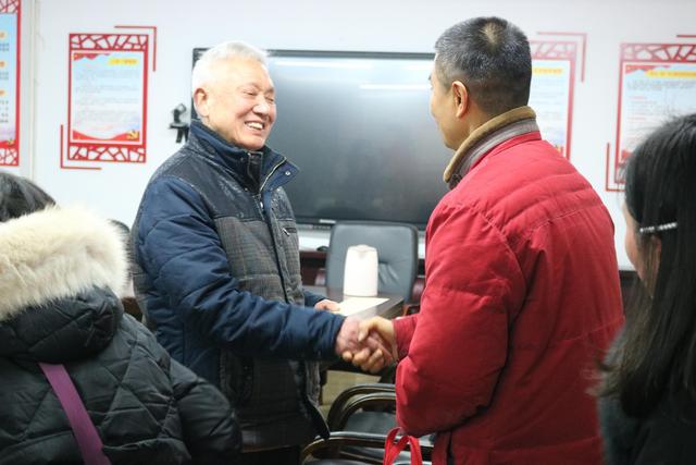 市委教育体育工委刘程副书记慰问自贡28中困难教职工-3.jpg