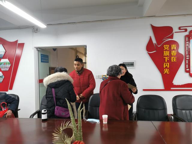 市委教育体育工委刘程副书记慰问自贡28中困难教职工-2.jpg