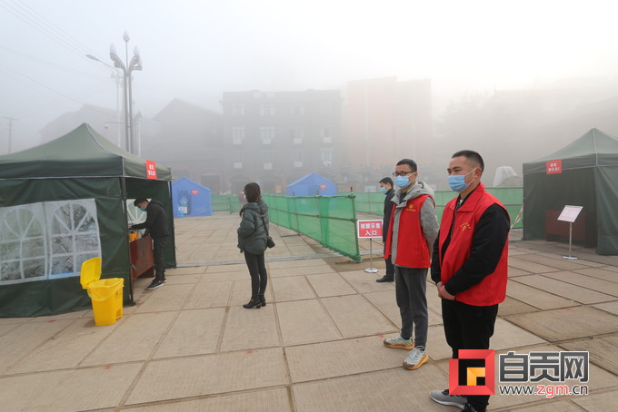疫情防控！富顺冬日浓雾中一道亮丽的风景.......-2.jpg