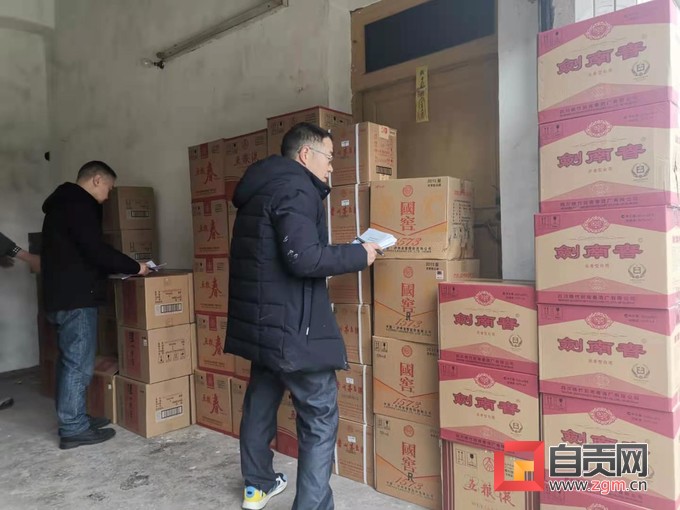 涉案价值近50万！富顺县捣毁一烟酒售假窝点-1.jpg