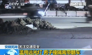 在富顺街头发生的这一幕！请你们立刻停止！-4.gif
