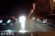 在富顺街头发生的这一幕！请你们立刻停止！-5.gif