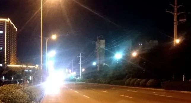在富顺街头发生的这一幕！请你们立刻停止！-3.jpg