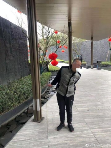 事发板仓！“瘾君子”囤积“余粮”，豪横背后民警看出了猫腻-2.jpg