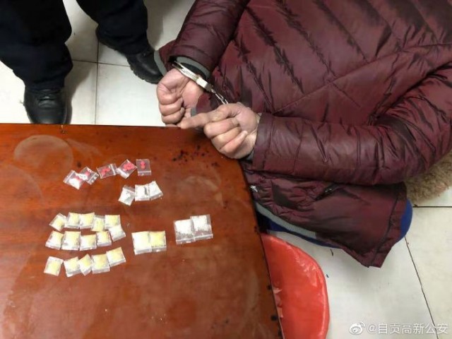 事发板仓！“瘾君子”囤积“余粮”，豪横背后民警看出了猫腻-1.jpg
