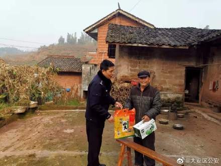 牛佛派出所为残疾儿童送去新办的身份证-3.jpg