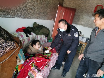 牛佛派出所为残疾儿童送去新办的身份证-1.jpg