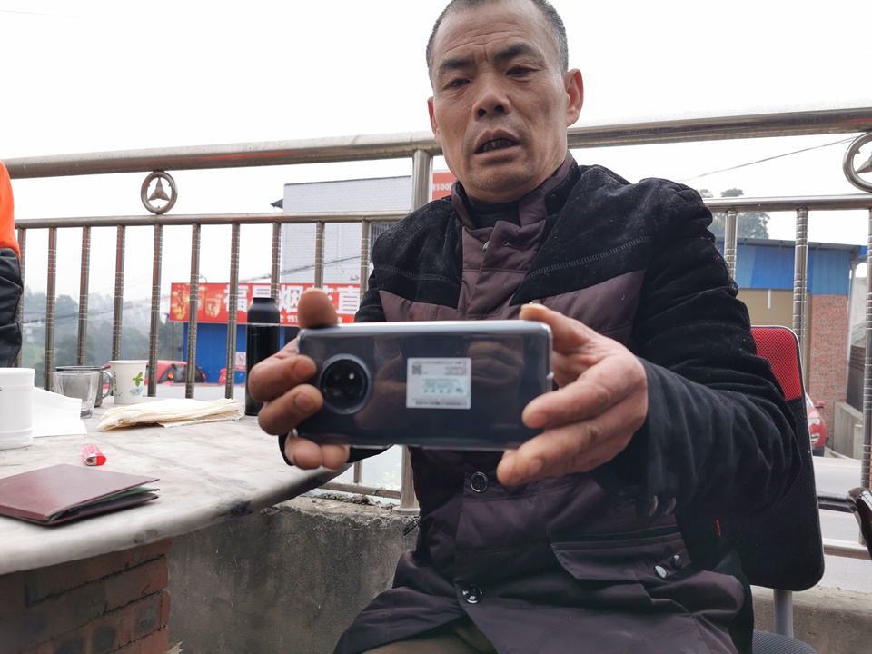 离家出走13年后回乡 自贡民警搭桥苦劝父女重归于好-3.jpg