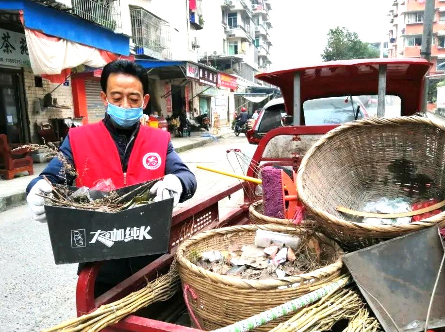 自流井区：暖心“红马甲”走街串巷筑牢防控屏障-2.jpg