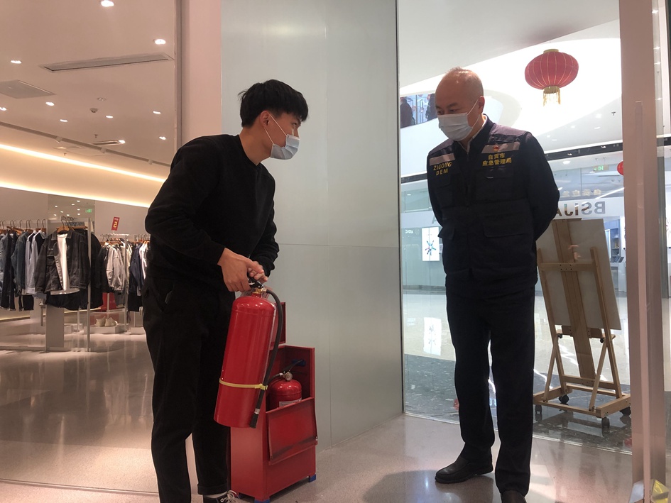 【春节护安全，应急在行动】大年初一，自贡应急系统16个检查组开展安全生产检查-1.jpg