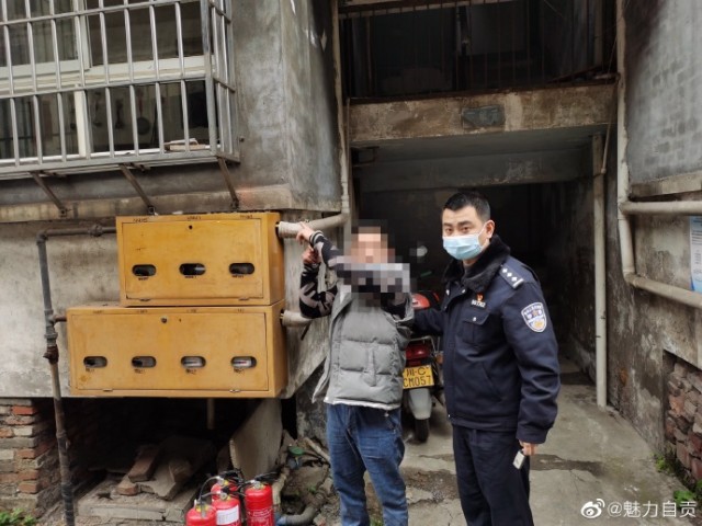 不满分手 ,前男友爬上6楼自贡女孩卧室纵火-3.jpg
