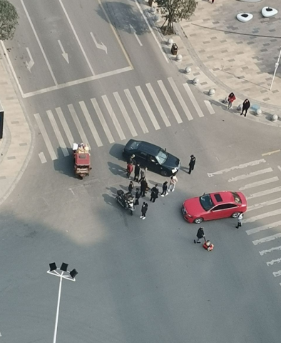 车速太快，华商西这个路口发生了点小摩擦-1.jpg