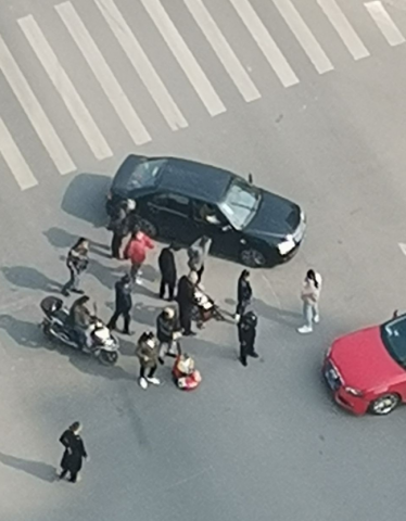 车速太快，华商西这个路口发生了点小摩擦-2.jpg