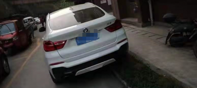 这个宝马x4真的操的很！把小区的路都给占完了-2.jpg