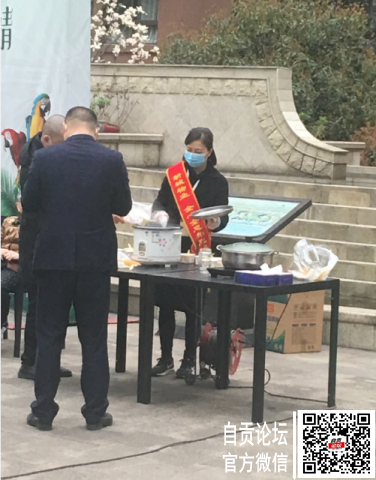 今天元宵节，小区物业一大早就来给业主送汤圆~-1.jpg