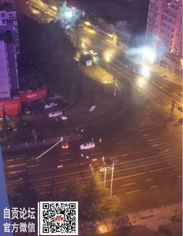 体育馆门口有个车把路灯都撞倒了-1.jpg