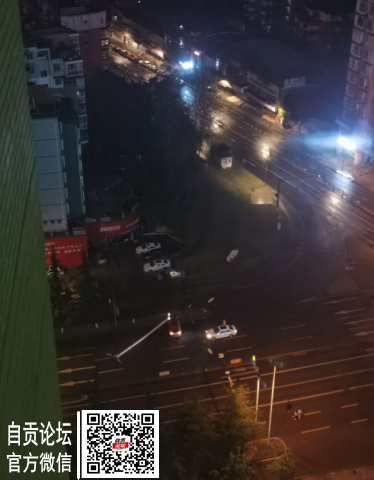 体育馆门口有个车把路灯都撞倒了-2.jpg