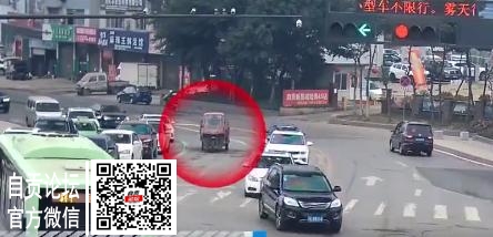太危险！自贡一三轮车路上耍“杂技”！-1.jpg