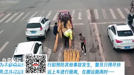 太危险！自贡一三轮车路上耍“杂技”！-4.jpg