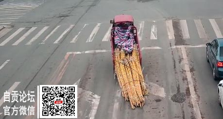 太危险！自贡一三轮车路上耍“杂技”！-3.jpg