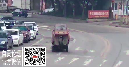 太危险！自贡一三轮车路上耍“杂技”！-2.jpg