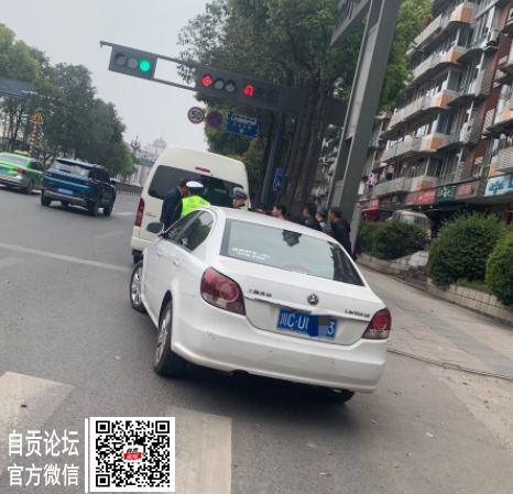 二中路口这里怎么回事哦？交警蜀黍都来了-2.jpg