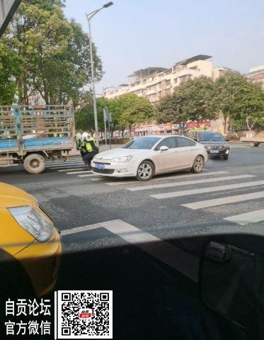 给自贡的交警蜀黍点个赞！-1.jpg