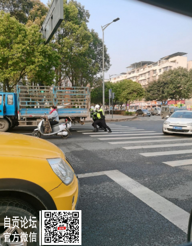 给自贡的交警蜀黍点个赞！-2.jpg